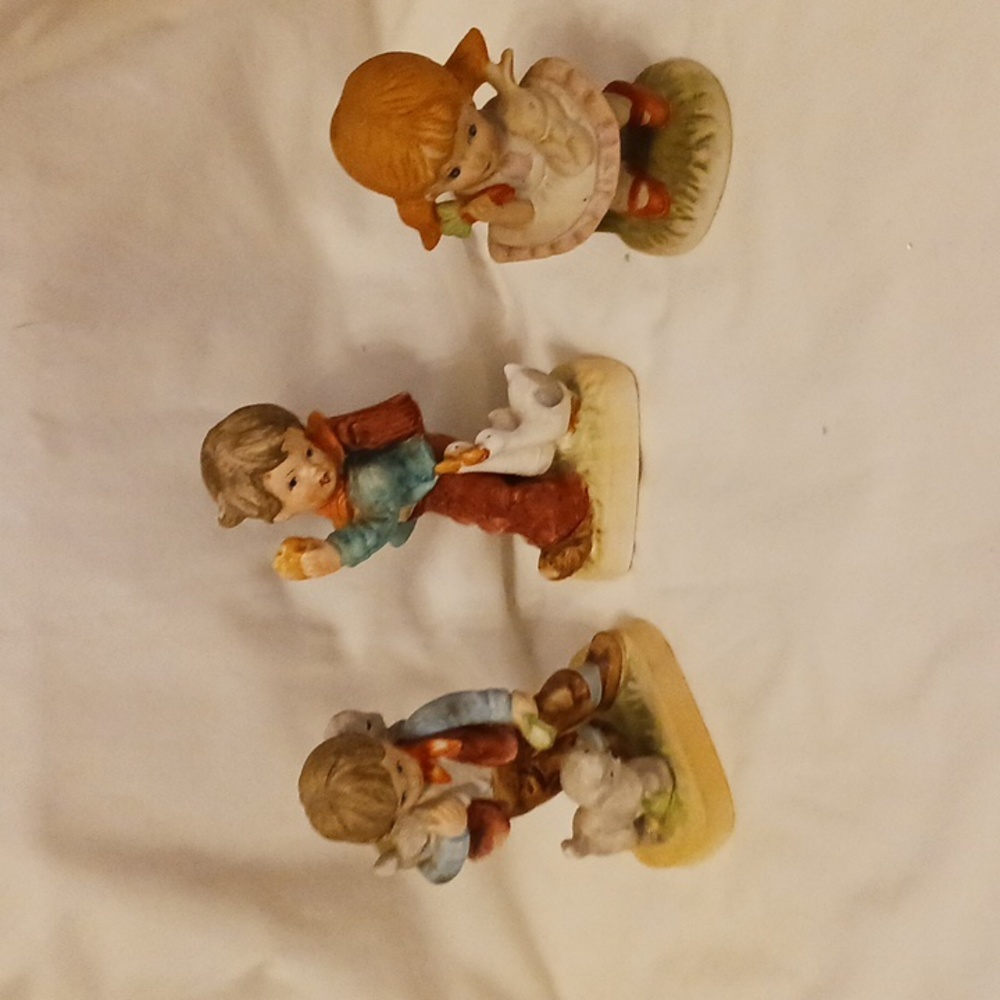 Hallmark  figurines village kids